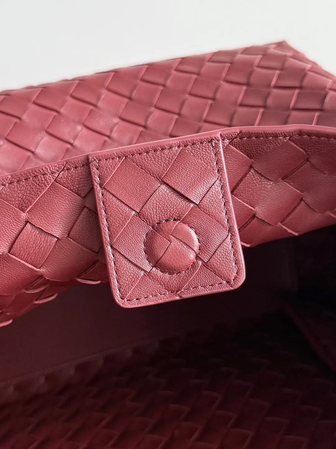 Batch 2660 24 early autumn new model Andiamo Parachute woven leather is made of folded stitching at the four corners # Craftsmanship and creativity. The large size is atmospheric and practical. One of the must-selects for BV. It has a large space, can hold a computer, the shoulder strap is thick, and the upper shoulder is very comfortable. The large parachute upper body is real shot and can be carried on the back. The upper body is versatile and cute☺️ Style number: 796571 Size: 30*26*20cm